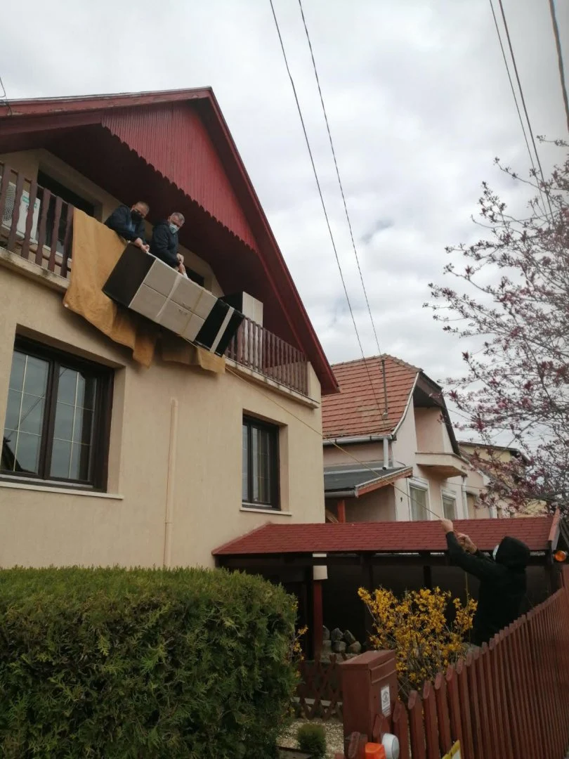 Szekrény kiemelése emeleti erkélyről