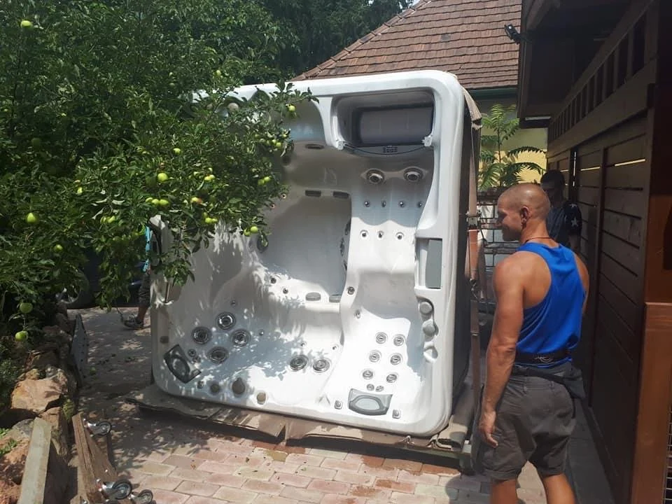 Jakuzzi szállítás