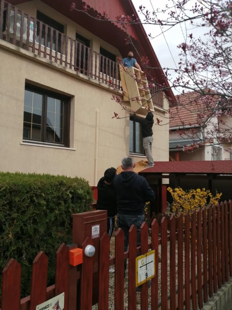 Bútorok emelése erkélyen át