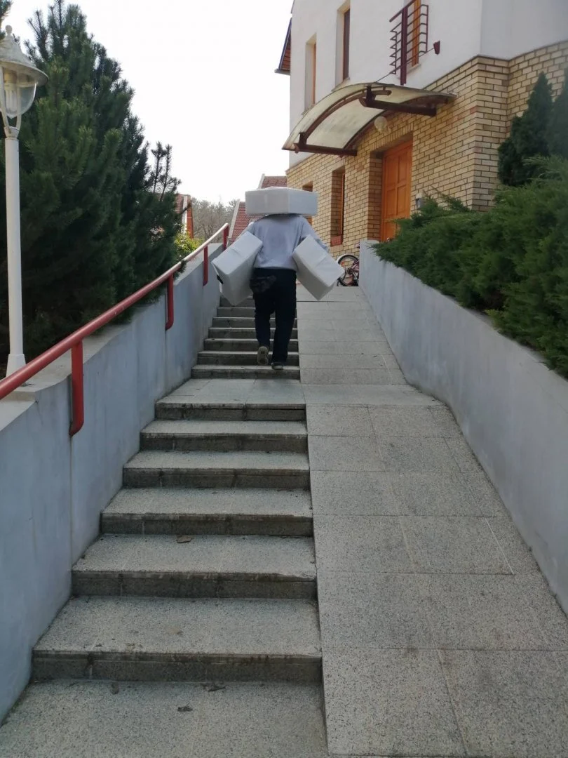 Rakodás kültéri lépcsőn